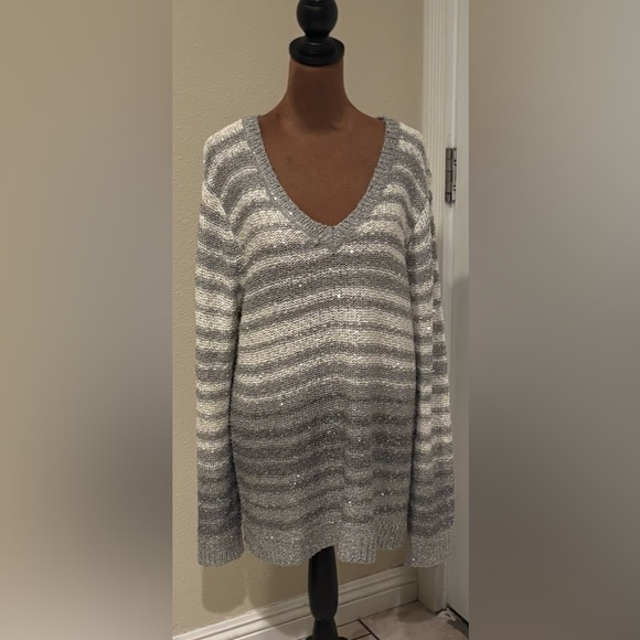 Liz Claiborne Sweaters - Liz Claiborne Gray and Cream V-Neck Sweater